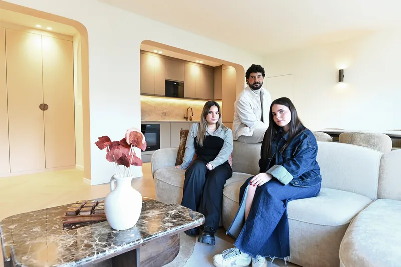 L'équipe Reflex Travaux dans un appartement rénové