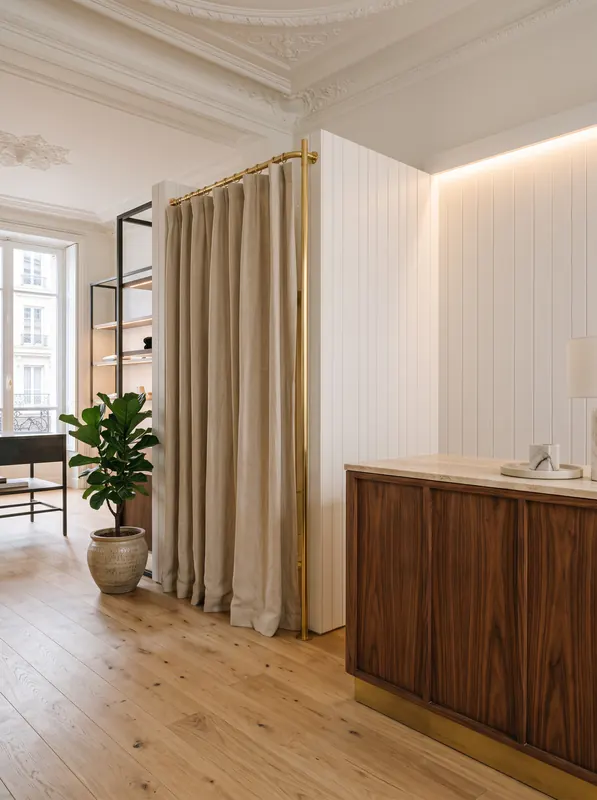 Caisse et cabine d'essayage, Comptoir noyer, rideau en lin